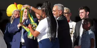 Aline Sousa ao passar a faixa presidencial para Luiz Inácio Lula da Silva  Foto: Wilton Junior
