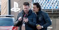 Diretor Neil Blomkamp e Orlando Bloom no set de Gran Turismo  Foto: Columbia Pictures / Divulgação