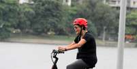 Mesmo com chuva, Dilma pedala na Lagoa Rodrigo de Freitas, no RJ  Foto: DAN DELMIRO/AGNEWS