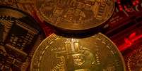 Representação da moeda virtual bitcoin  Foto: Reuters