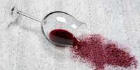 Saiba como limpar a mancha de vinho do sofá sem gastar muito -  Foto: Shutterstock / Alto Astral