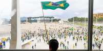 "Observadores passaram meses alertando que radicais bolsonaristas poderiam orquestrar uma vers&atilde;o sul-americana da invas&atilde;o do Capit&oacute;lio dos EUA, na esperan&ccedil;a de reverter a vit&oacute;ria de Lula", escreveu o brit&acirc;nico The Guardian  Foto: DW / Deutsche Welle