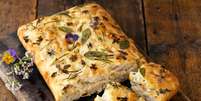 A focaccia &eacute; um tipo de p&atilde;o italiano que far&aacute; sucesso entre toda a fam&iacute;lia &ndash; Foto: Shutterstock  Foto: Guia da Cozinha