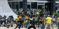 AME4954. BRASILIA (BRASIL), 08/01/2023.- Policías antidisturbios accedieron este domingo al palacio presidencial de Planalto, sede del Gobierno de Brasil, que está tomado por cientos de seguidores radicales del expresidente Jair Bolsonaro, en Brasilia (Brasil). Decenas de agentes subieron la rampa que da acceso a la primera planta del palacio disparando gases lacrimógenos, mientras otro grupo de uniformados rodeaba el edificio. Seguidores del expresidente brasileño Jair Bolsonaro invadieron este  Foto: Marcelo Camargo/Agência Brasil / Estadão