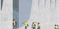 Apoiadores radicais de Jair Bolsonaro durante a invasão em Brasília  Foto: EPA / Ansa - Brasil