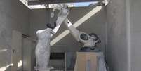 O robô 1L da empresa ROBOTOR esculpe um bloco de mármore de Carrara em uma figura de Vênus, nas instalações da empresa em Carrara, Itália.   Foto: Reprodução / CBS News