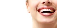 Sorriso bonito o ano todo! Saiba como cuidar da saúde bucal em 2023  Foto: Shutterstock / Saúde em Dia