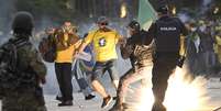 Bolsonarista enfrentando policiais no Brasil  Foto: Getty Images / BBC News Brasil