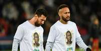 Messi e Neymar entram em campo com camisa em homenagem a Pelé (Foto: BERTRAND GUAY / AFP)  Foto: Lance!
