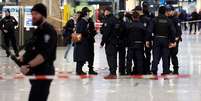 Policiais em esta&ccedil;&atilde;o de trem ap&oacute;s ataque a faca em Paris   Foto: Benoit Tessier