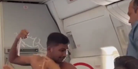 Passageiro sem camisa troca socos com outro homem dentro de avião  Foto: Reprodução/Twitter/@Bitanko_Biswas