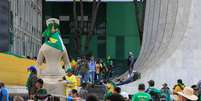 Apoiadores de Bolsonaro invadem sede do STF  Foto: Poder360