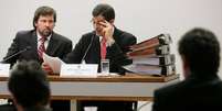 Os deputados &Iacute;ndio da Costa (a frente), subrelator de fiscaliza&ccedil;&atilde;o de gastos, e Carlos Sampaio (fundo), subrelator de sistematiza&ccedil;&atilde;o, durante leitura de seus relat&oacute;rios na CPI dos Cart&otilde;es Corporativos em 2008.  Foto: Celso Junior / Estad&atilde;o / Estad&atilde;o