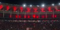 Rei recebeu um vídeo especial no estádio, mas parte da torcida rubro-negra preferiu exaltar o ídolo Zico (Foto: Paula Reis/Flamengo)  Foto: Lance!