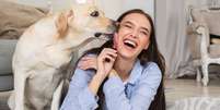 Descubra o que há por trás da mania dos cachorros de lamber os donos  Foto: Shutterstock / Alto Astral