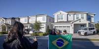 Apoiadores estão frequentemente em frente à casa onde Bolsonaro está hospedado nos EUA  Foto: EPA / Ansa - Brasil