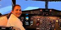 Anju Khatiwada na cabine de um avião  Foto: Reprodução / BBC News Brasil