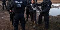 Greta Thunberg &eacute; presa na Alemanha em protesto contra mina de carv&atilde;o  Foto: Foto: Reuters