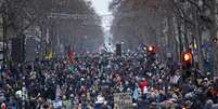 Protesto em Paris reúne milhares de pessoas contra a reforma da previdência  Foto: EPA / Ansa - Brasil