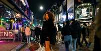 A drag queen Divina é vista perto do espaço "Dress & Dance", em Amsterdã  Foto: Reuters