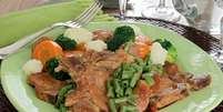 Guia da Cozinha - Bisteca de porco com legumes para um almoço prático e saboroso!  Foto: Guia da Cozinha