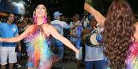 Sabrina Sato apostou em um vestido de quase R$ 10 mil para ensaio de rua da Vila Isabel em 18 de janeiro de 2023 para o carnaval 2023.  Foto: AGNews / Purepeople
