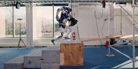 Robô humanoide Atlas subindo escada para entregar ferramentas a uma pessoa   Foto: Boston Dynamics