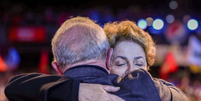 Dilma e Lula abraçados durante comício do petista  Foto: Divulgação/Ricardo Stuckert