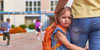 É comum que as crianças fiquem ansiosas e inseguras com a mudança de escola -  Foto: Shutterstock / Alto Astral