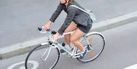 Andar de bicicleta é uma atividade saudável, econômica e sustentável -  Foto: Shutterstock / Alto Astral