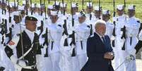 Lula, acompanhado do comandante do Batalhão da Guarda Presidencial, durante a cerimônia de posse  Foto: Geraldo Magela/Agência Senado / BBC News Brasil