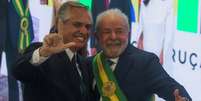 Presidente argentino na posse de Lula: país vizinho é o principal destino de produtos industriais do Brasil  Foto: REUTERS/Ricardo Moraes / BBC News Brasil