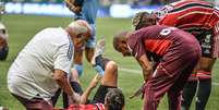 Ferraresi, do São Paulo, recebe atendimento durante partida contra o Palmeiras  Foto: Renato Gizzi/Photo Premium / Gazeta Press