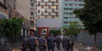Policiais percorrem área da Cracolândia, no centro de São Paulo, após operação  Foto: TIAGO QUEIROZ / ESTADÃO / Estadão