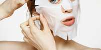 As máscaras são ótimas aliadas para uma limpeza de pele digna de spa –  Foto: Shutterstock / Alto Astral