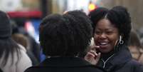 Mulheres nas ruas de Londres conversaram com a BBC sobre a 'rede de sorrisos' entre mulheres negras  Foto: BBC News Brasil