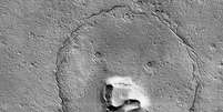 Furos, círculo e "nariz" formam a imagem de um urso em Marte  Foto: Nasa