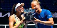 Luisa Stefani e Rafael Matos comemoram o título do Australian Open (Foto: Divulgação/WTA)  Foto: Lance!