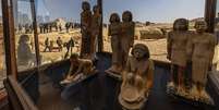 Uma das tumbas em Saqqara incluía uma coleção das "maiores estátuas" já encontradas na área, disse um alto funcionário.  Foto: Divulgação