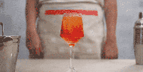 Guia da Cozinha - Aperol Spritz: aprenda o drink da série ‘The White Lotus’  Foto: Guia da Cozinha