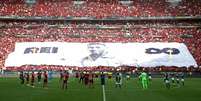 Torcedores ergueram bandeirão com homenagem ao Rei do Futebol (Foto: Reprodução/SporTV)  Foto: Lance!