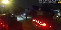 A polícia de Memphis divulgou nesta sexta-feira (27/01) cerca de uma hora de filmagens; nelas, policiais revezam para agredir Tyre Nichols, que morreu três dias depois  Foto: Memphis Police / BBC News Brasil