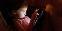Saiba como reduzir a exposição das crianças às telas eletrônicas -  Foto: Shutterstock / Alto Astral