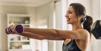 Fazer musculação em casa também é possível –  Foto: Shutterstock / Alto Astral
