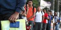 Fila para dar entrada no seguro desemprego e consultar por vaga de trabalho, em Salvador  Foto: Márcio Fernandes/Estadão - 8/6/2016 / Estadão