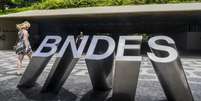 O programa de financiamentos à exportação dos bens e serviços de engenharia brasileiros do BNDES consiste no aporte a empresas brasileiras para executarem serviços no exterior  Foto: Getty Images / BBC News Brasil