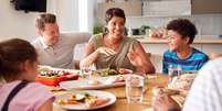 Ter mais refeições em família diminui o estresse, revela pesquisa -  Foto: Shutterstock / Saúde em Dia