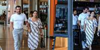 Rodrigo Lombardi e a mulher, Betty Baumgarten, jantaram e passaream por shopping do Rio de Janeiro em 31 de janeiro de 2023.  Foto: AGNews, Edson Aipim / Purepeople