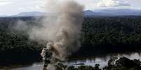 Operação policial vai mirar estrangulamento de rotas aéreas e fluviais, além de destruição de máquinas  Foto: Reuters