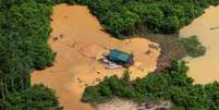 O mercúrio, usado na extração de ouro e cassiteria, polui os rios, mata os peixes e também contamina os indígenas.   Foto:  Chico Batata/Greenpeace